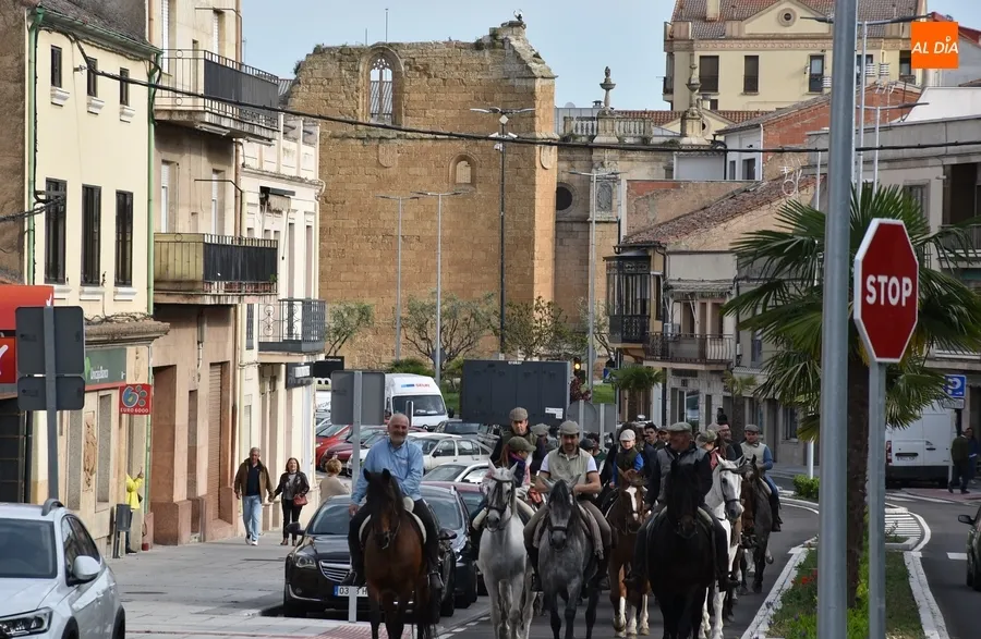 Foto 2 - Inician su cabalgada los 26 jinetes participantes en la Ruta Ecuestre de las Fortificaciones