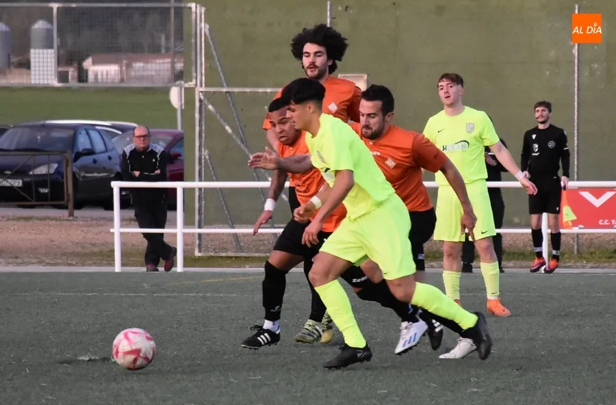 Foto 11 - La UD Mirobrigense le da guerra al CDF Helm&aacute;ntico pero cae derrotada