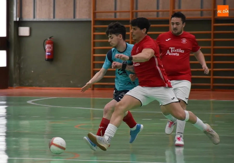 Foto 9 - El III Senior logra su 5&ordf; victoria en los &uacute;ltimos 6 partidos sufriendo un poco en los segundos finales