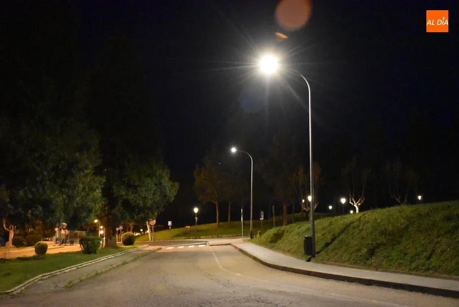 Foto 10 - Las c&eacute;ntricas avenidas de Sefarad y Yurramendi cambian de iluminaci&oacute;n