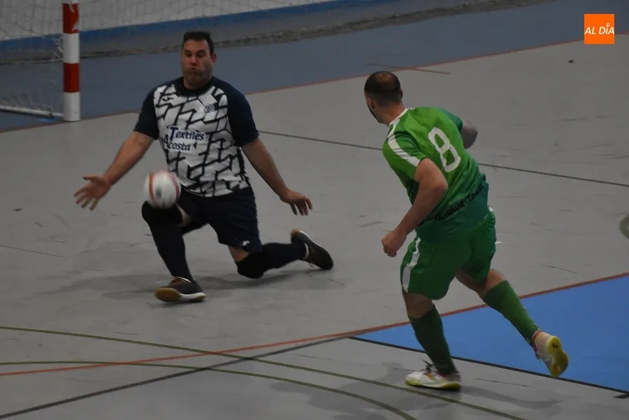 Foto 10 - El III Senior se lleva un rocoso partido ante Cu&eacute;llar con una contundente 2&ordf; parte