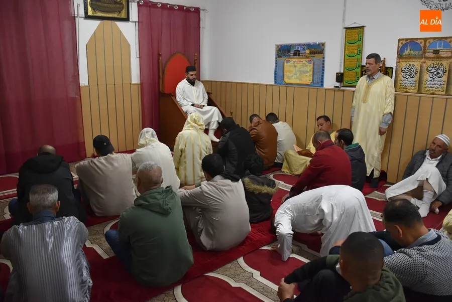 Foto 2 - Los musulmanes de Mir&oacute;briga y comarca celebran la &uacute;ltima oraci&oacute;n del viernes dentro del Ramad&aacute;n