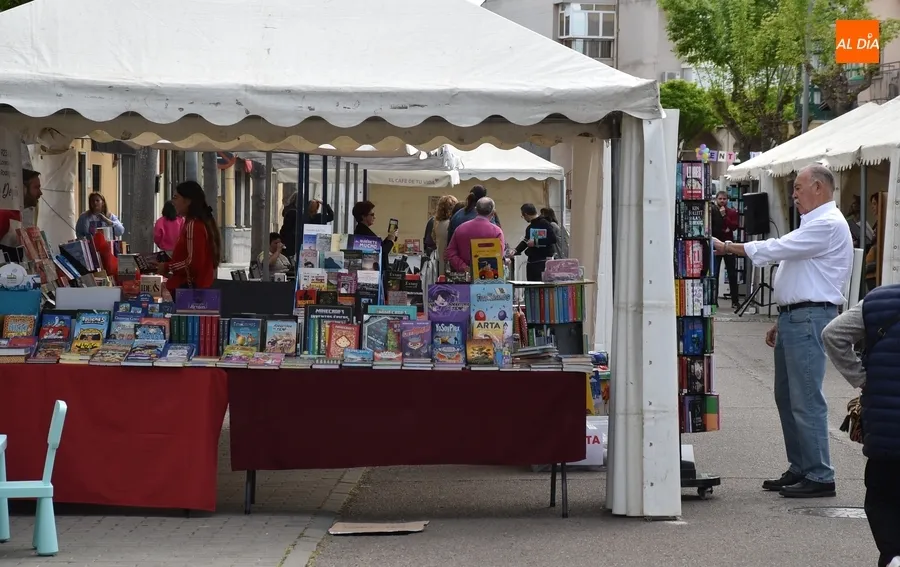 Foto 2 - La lectura del Quijote por parte de casi 100 personas gu&iacute;a la 1&ordf; ma&ntilde;ana de la Feria del Libro