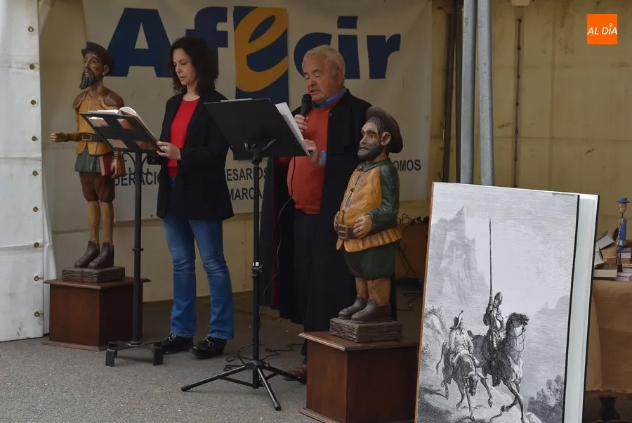 Foto 3 - La lectura del Quijote por parte de casi 100 personas gu&iacute;a la 1&ordf; ma&ntilde;ana de la Feria del Libro