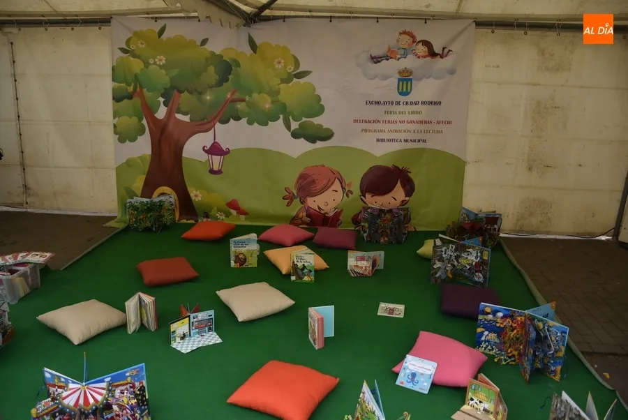 Foto 5 - La lectura del Quijote por parte de casi 100 personas gu&iacute;a la 1&ordf; ma&ntilde;ana de la Feria del Libro