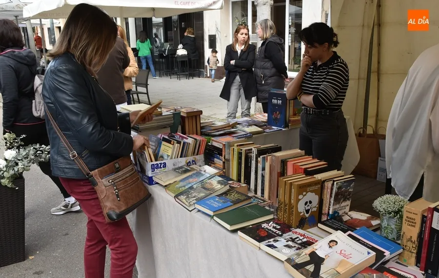 Foto 7 - La lectura del Quijote por parte de casi 100 personas gu&iacute;a la 1&ordf; ma&ntilde;ana de la Feria del Libro
