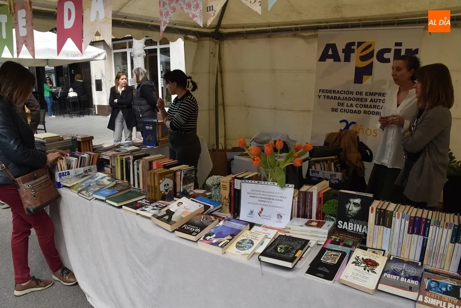 Foto 8 - La lectura del Quijote por parte de casi 100 personas gu&iacute;a la 1&ordf; ma&ntilde;ana de la Feria del Libro