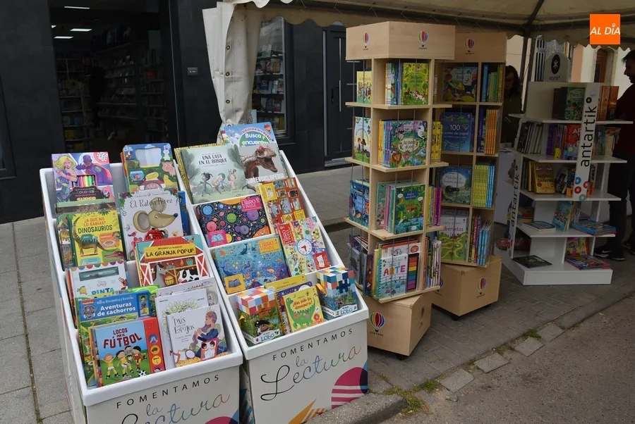 Foto 10 - La lectura del Quijote por parte de casi 100 personas gu&iacute;a la 1&ordf; ma&ntilde;ana de la Feria del Libro