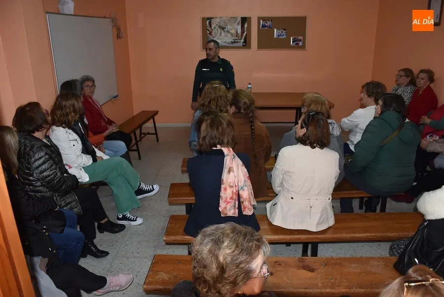 Foto 2 - La Guardia Civil informa a las socias de Amanecer sobre m&aacute;s peligros de Internet
