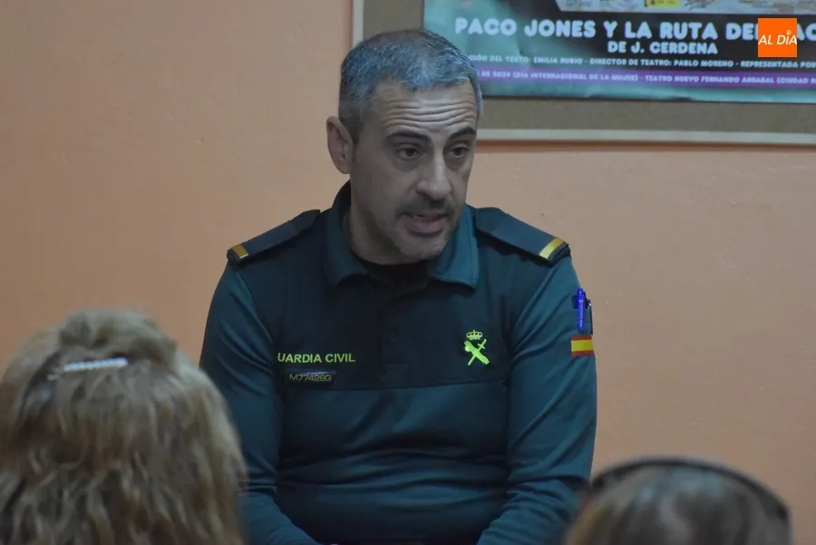 Foto 4 - La Guardia Civil informa a las socias de Amanecer sobre m&aacute;s peligros de Internet