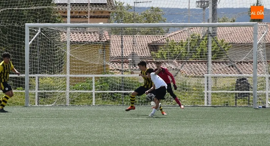 Foto 4 - #M [20-23 ABR] El Infantil del Ciudad Rodrigo golea al equipo que est&aacute; justo detr&aacute;s suyo en la tabla