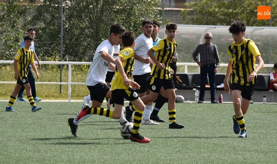 Foto 6 - #M [20-23 ABR] El Infantil del Ciudad Rodrigo golea al equipo que est&aacute; justo detr&aacute;s suyo en la tabla