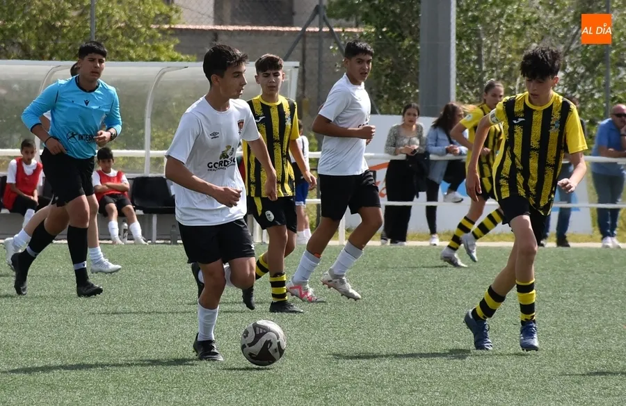 Foto 7 - #M [20-23 ABR] El Infantil del Ciudad Rodrigo golea al equipo que est&aacute; justo detr&aacute;s suyo en la tabla