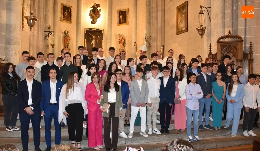 Foto 7 - Confirmaci&oacute;n masiva en la Catedral de 47 j&oacute;venes de Mir&oacute;briga y varios puntos de la comarca