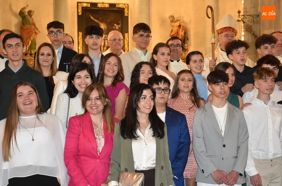 Foto 10 - Confirmaci&oacute;n masiva en la Catedral de 47 j&oacute;venes de Mir&oacute;briga y varios puntos de la comarca