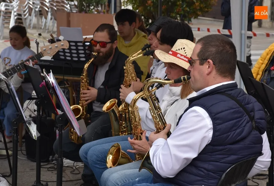 Foto 2 - La m&uacute;sica en directo le da a&uacute;n m&aacute;s tono festivo a una Media de &lsquo;cesi&oacute;n de testigo&rsquo; a futuros atletas
