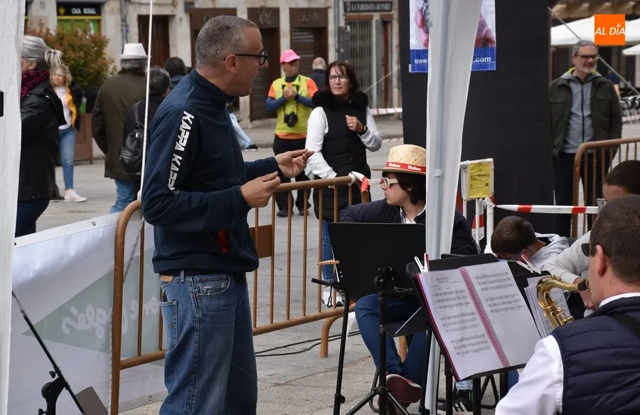 Foto 4 - La m&uacute;sica en directo le da a&uacute;n m&aacute;s tono festivo a una Media de &lsquo;cesi&oacute;n de testigo&rsquo; a futuros atletas