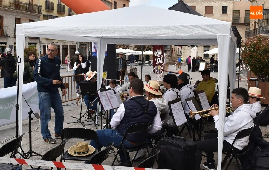 Foto 5 - La m&uacute;sica en directo le da a&uacute;n m&aacute;s tono festivo a una Media de &lsquo;cesi&oacute;n de testigo&rsquo; a futuros atletas