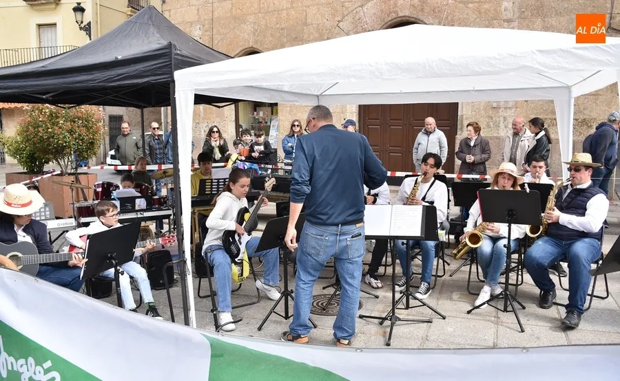Foto 10 - La m&uacute;sica en directo le da a&uacute;n m&aacute;s tono festivo a una Media de &lsquo;cesi&oacute;n de testigo&rsquo; a futuros atletas