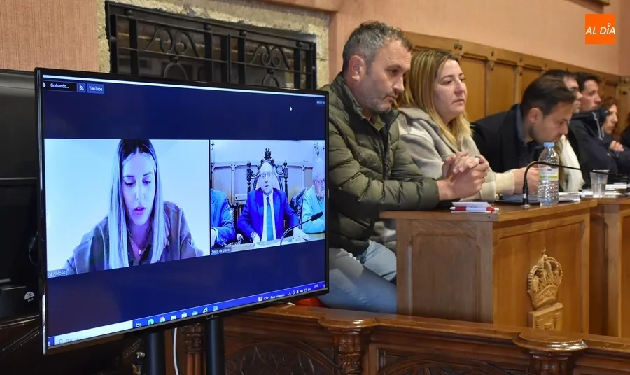 Foto 8 - El Pleno del Ayuntamiento guarda un minuto de silencio en memoria de Charo Mateos