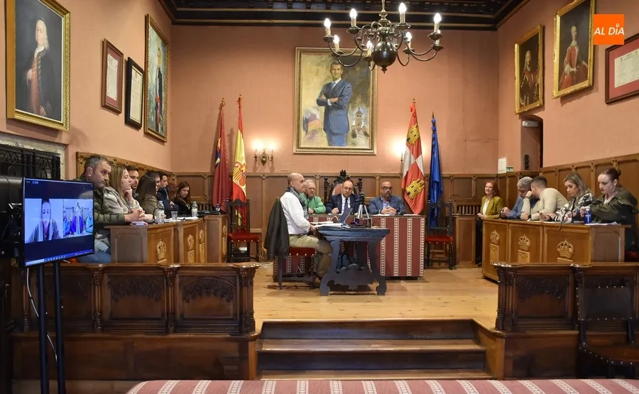Foto 7 - El Pleno del Ayuntamiento guarda un minuto de silencio en memoria de Charo Mateos