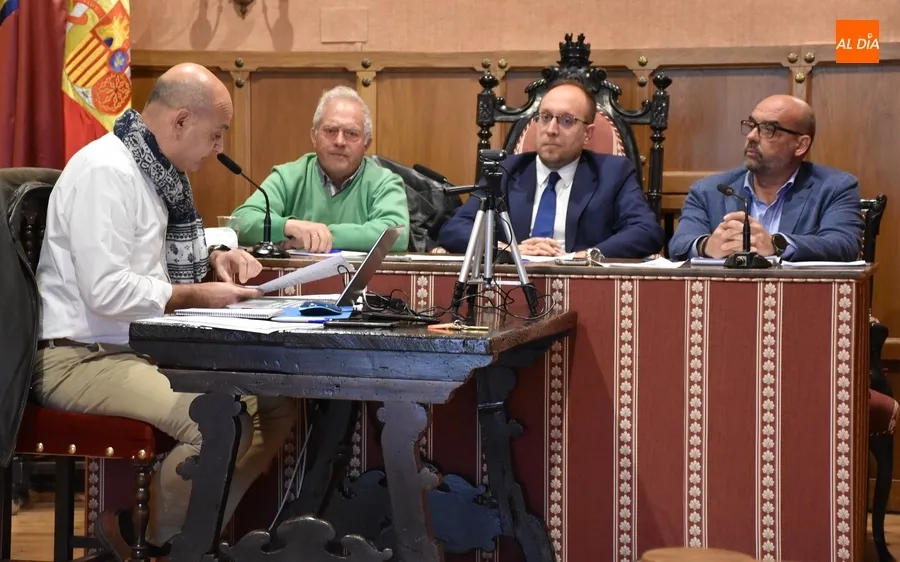 Foto 6 - El Pleno del Ayuntamiento guarda un minuto de silencio en memoria de Charo Mateos