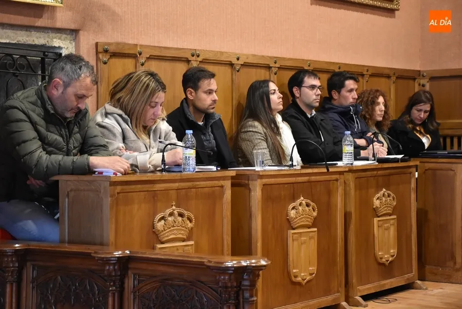 Foto 5 - El Pleno del Ayuntamiento guarda un minuto de silencio en memoria de Charo Mateos