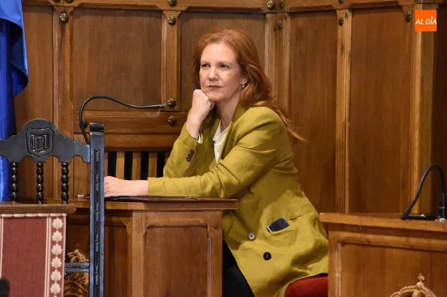 Foto 4 - El Pleno del Ayuntamiento guarda un minuto de silencio en memoria de Charo Mateos