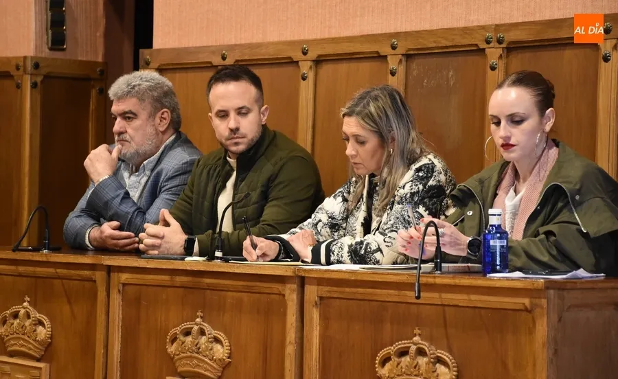 Foto 3 - El Pleno del Ayuntamiento guarda un minuto de silencio en memoria de Charo Mateos