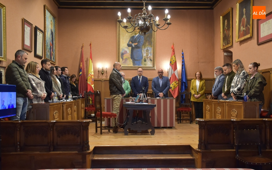 El Pleno del Ayuntamiento guarda un minuto de silencio en memoria de Charo Mateos