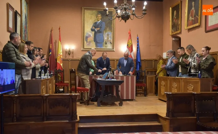 Foto 2 - El Pleno del Ayuntamiento guarda un minuto de silencio en memoria de Charo Mateos