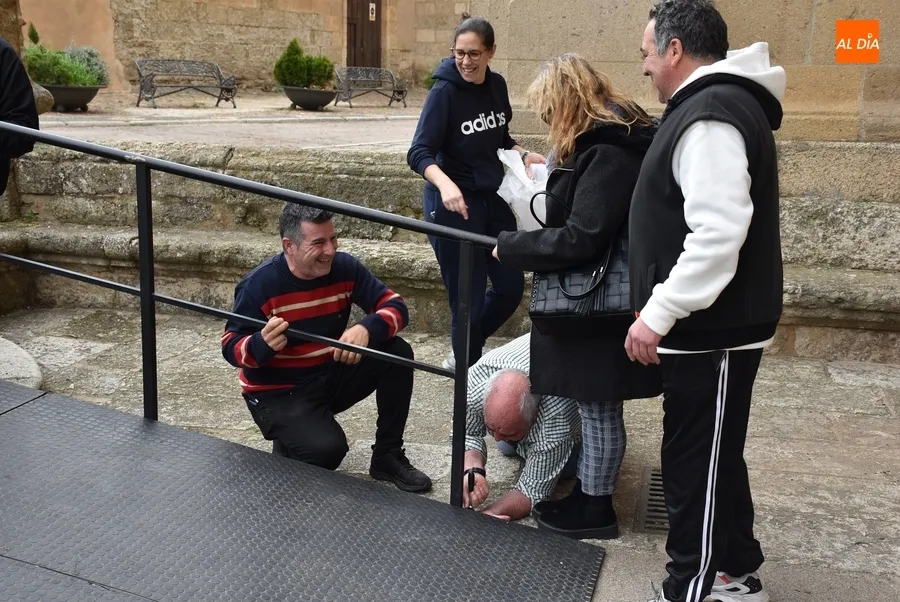 Foto 2 - Retirados los &uacute;ltimos elementos de la Semana Santa con una t&iacute;mida aparici&oacute;n de la lluvia