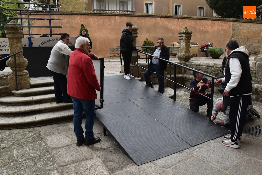 Foto 3 - Retirados los &uacute;ltimos elementos de la Semana Santa con una t&iacute;mida aparici&oacute;n de la lluvia