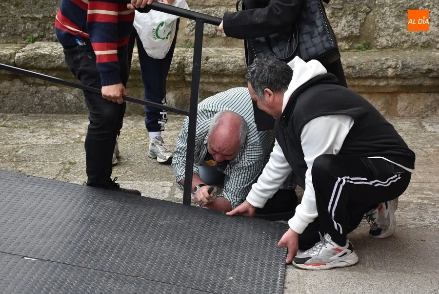 Foto 4 - Retirados los &uacute;ltimos elementos de la Semana Santa con una t&iacute;mida aparici&oacute;n de la lluvia