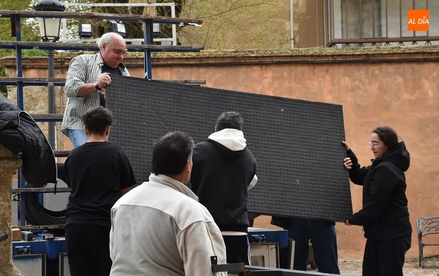 Foto 5 - Retirados los &uacute;ltimos elementos de la Semana Santa con una t&iacute;mida aparici&oacute;n de la lluvia