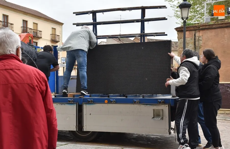 Foto 6 - Retirados los &uacute;ltimos elementos de la Semana Santa con una t&iacute;mida aparici&oacute;n de la lluvia