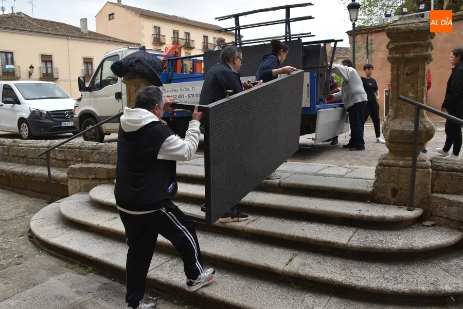 Foto 9 - Retirados los &uacute;ltimos elementos de la Semana Santa con una t&iacute;mida aparici&oacute;n de la lluvia