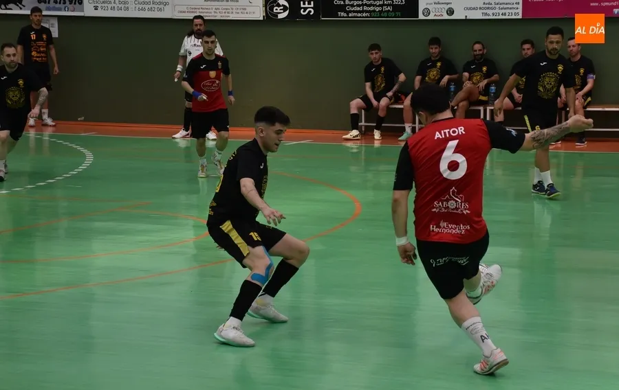 Foto 5 - El Mir&oacute;briga Futsal bate al l&iacute;der de Futormes en una 2&ordf; parte repleta de goles