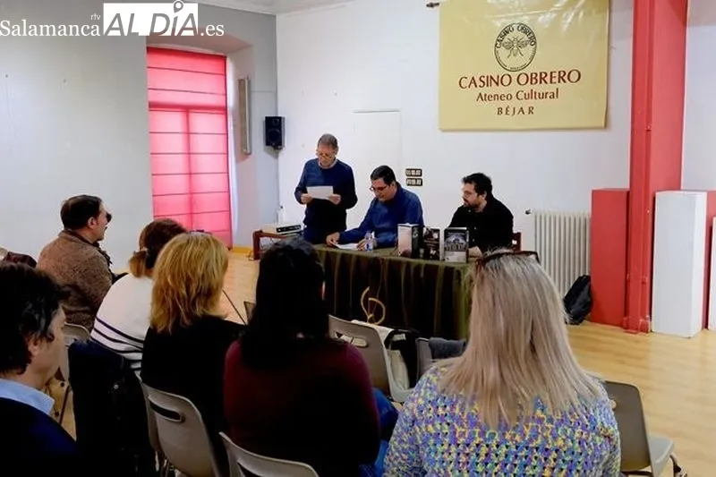 Imágenes del acto organizado por el Centro de Estudios Bejaranos que contó con los escritores Luis Roso e Iván Parro
