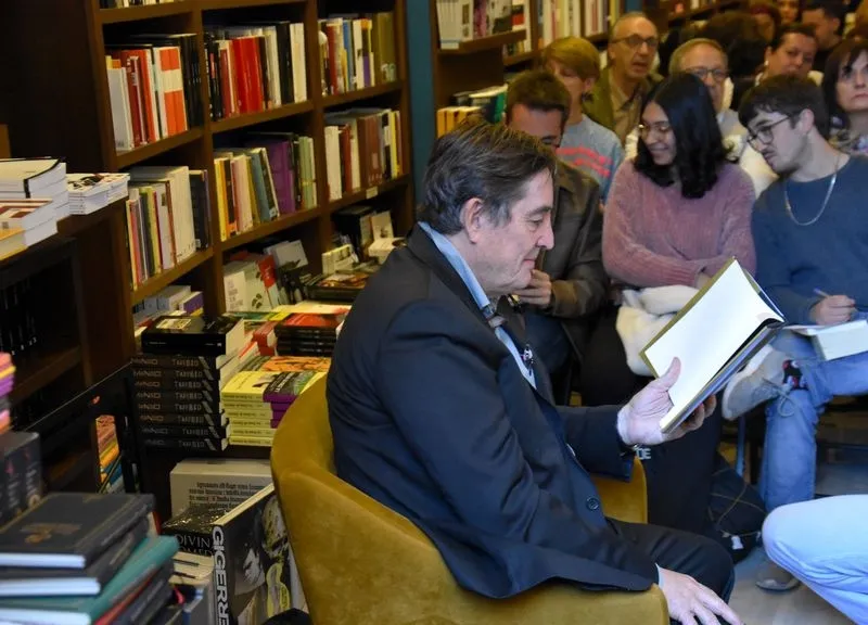 Foto 2 - Luis Garc&iacute;a Montero presenta en Salamanca 'Almudena' ante un p&uacute;blico entregado