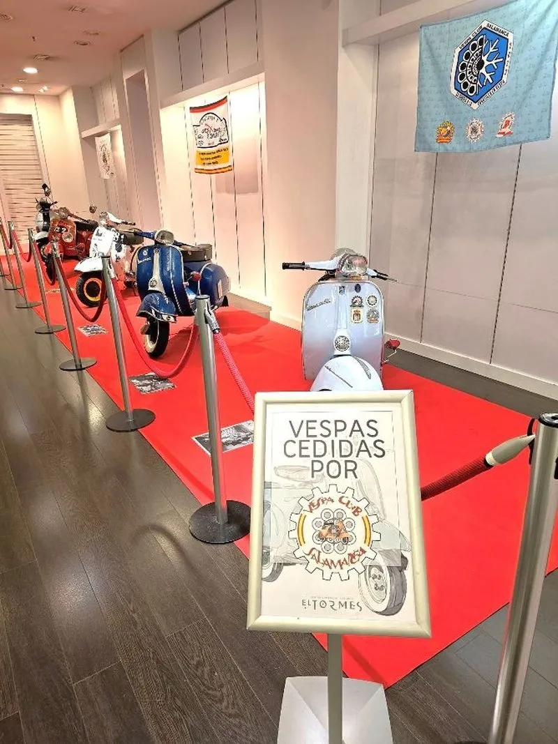 Exposición de Vespas en el centro comercial El Tormes