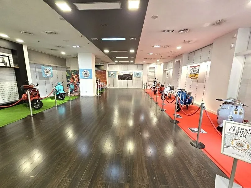 Exposición de Vespas en el centro comercial El Tormes