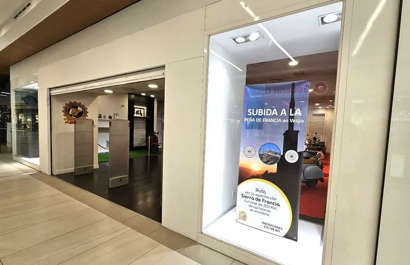 Exposición de Vespas en el centro comercial El Tormes