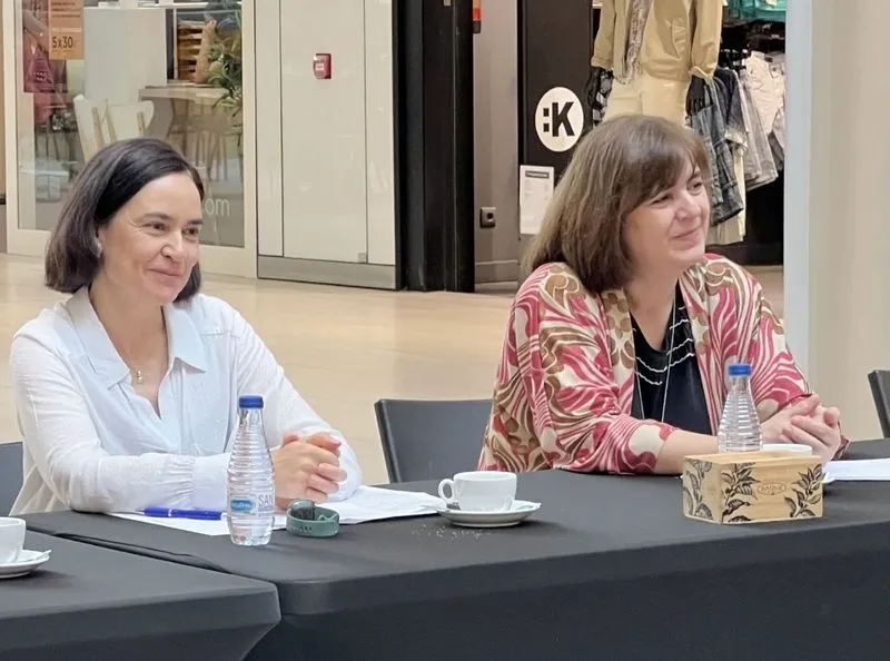Mesa redonda 'Navegando como farmacéuticos: al servicio de la sociedad', en el centro comercial El Tormes