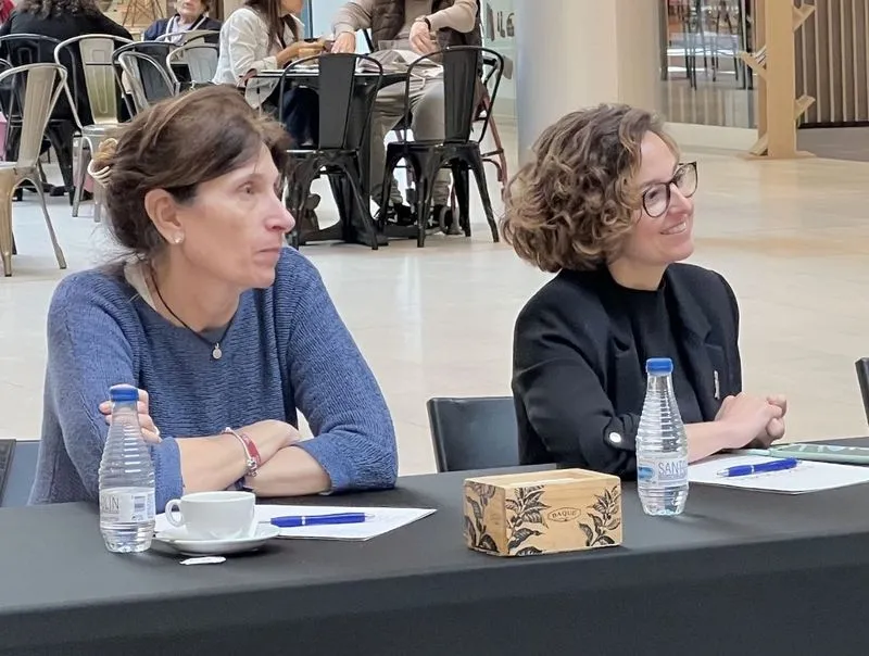 Mesa redonda 'Navegando como farmacéuticos: al servicio de la sociedad', en el centro comercial El Tormes