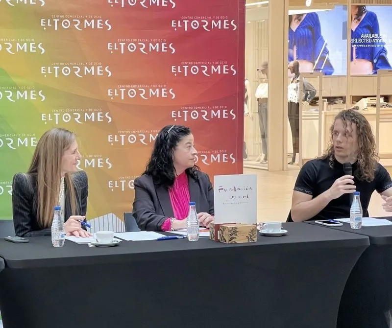 Mesa redonda 'Navegando como farmacéuticos: al servicio de la sociedad', en el centro comercial El Tormes