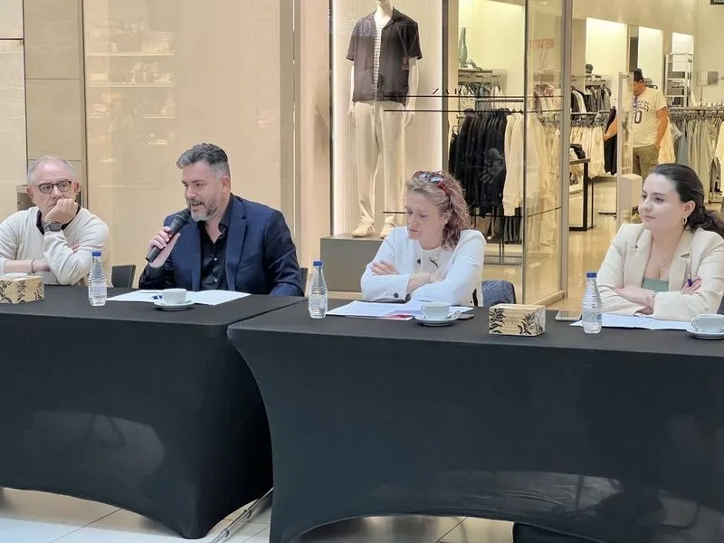 Mesa redonda 'Navegando como farmacéuticos: al servicio de la sociedad', en el centro comercial El Tormes
