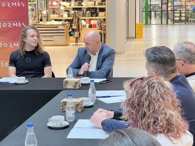 Mesa redonda 'Navegando como farmacéuticos: al servicio de la sociedad', en el centro comercial El Tormes