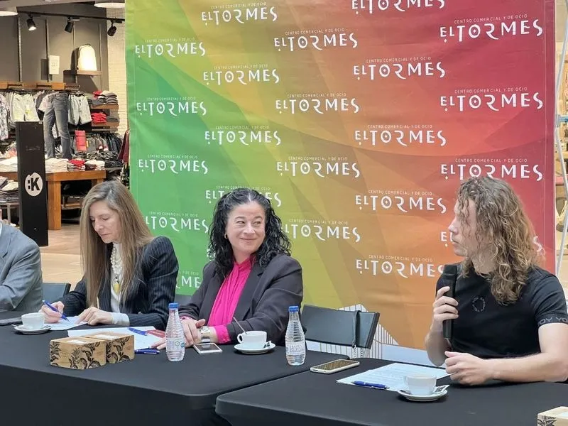Mesa redonda 'Navegando como farmacéuticos: al servicio de la sociedad', en el centro comercial El Tormes