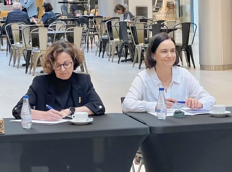 Mesa redonda 'Navegando como farmacéuticos: al servicio de la sociedad', en el centro comercial El Tormes